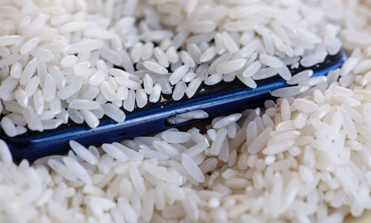 "Тесты" Xiaomi: полировка экрана зубной пастой и "утопленник" в рисе